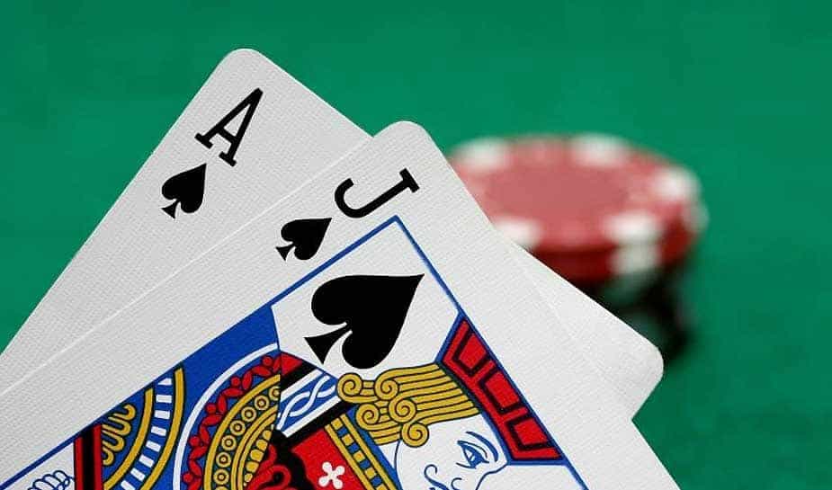 Altijd al willen weten welke kaarten - voor de flop - je het beste kan krijgen in Poker Texas Hold'em? Dat twee azen de beste combinatie is weet iedereen, maar wat zijn goede starthanden die daarna komen? Wij van Online Casino Ground zetten de 10 beste handen alvast voor je op een rij. Je leest het hier!