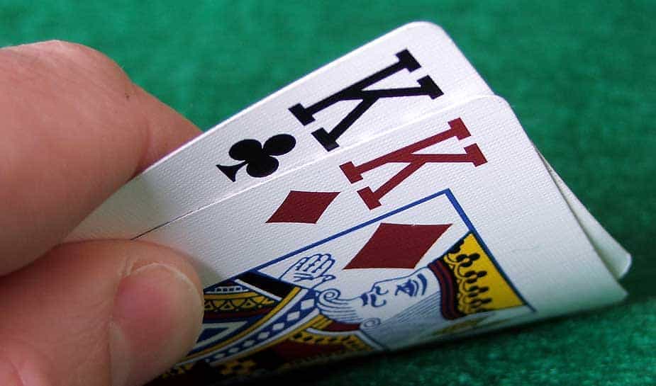 Altijd al willen weten welke kaarten - voor de flop - je het beste kan krijgen in Poker Texas Hold'em? Dat twee azen de beste combinatie is weet iedereen, maar wat zijn goede starthanden die daarna komen? Wij van Online Casino Ground zetten de 10 beste handen alvast voor je op een rij. Je leest het hier!