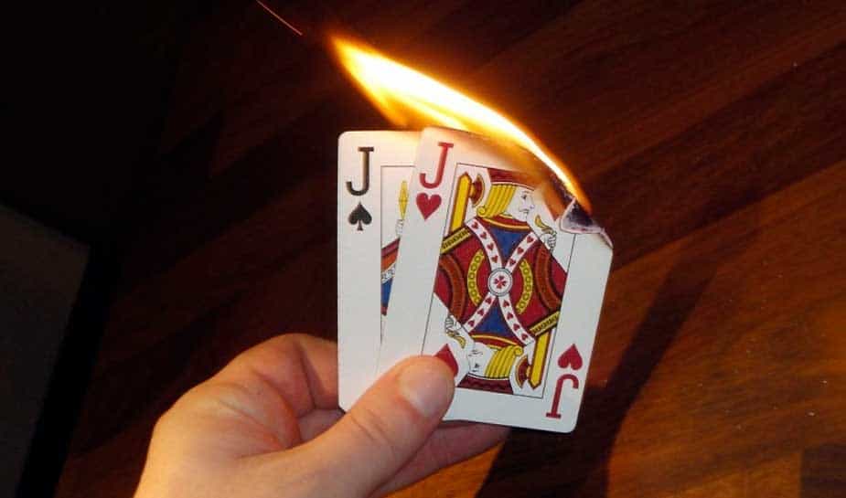 Altijd al willen weten welke kaarten - voor de flop - je het beste kan krijgen in Poker Texas Hold'em? Dat twee azen de beste combinatie is weet iedereen, maar wat zijn goede starthanden die daarna komen? Wij van Online Casino Ground zetten de 10 beste handen alvast voor je op een rij. Je leest het hier!