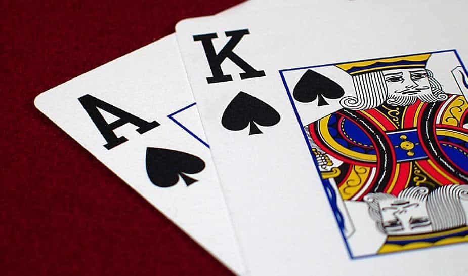 Altijd al willen weten welke kaarten - voor de flop - je het beste kan krijgen in Poker Texas Hold'em? Dat twee azen de beste combinatie is weet iedereen, maar wat zijn goede starthanden die daarna komen? Wij van Online Casino Ground zetten de 10 beste handen alvast voor je op een rij. Je leest het hier!