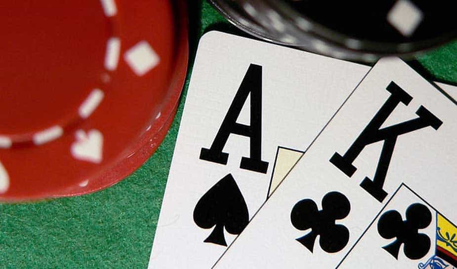 Altijd al willen weten welke kaarten - voor de flop - je het beste kan krijgen in Poker Texas Hold'em? Dat twee azen de beste combinatie is weet iedereen, maar wat zijn goede starthanden die daarna komen? Wij van Online Casino Ground zetten de 10 beste handen alvast voor je op een rij. Je leest het hier!