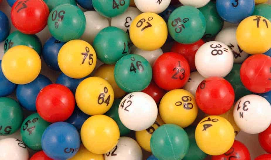 Bingo, wie kent het spel niet? Het spel wordt al sinds de 16e eeuw overal gespeeld. Maar wist je al hoe je de meeste kans maakt om te winnen met online bingo? En wat voor bedrag je daarmee kan winnen? Daarnaast vertellen we ook wat over de geschiedenis van bingo, zo maak je indruk op al je medespelers!