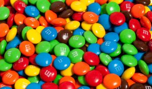M&M zet kinderen aan tot gokken
