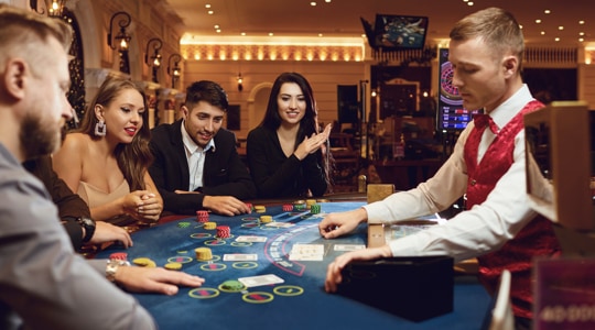 De croupier speelt zijn hand