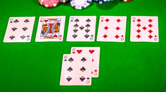 Twee extra kaarten worden op tafel gelegd