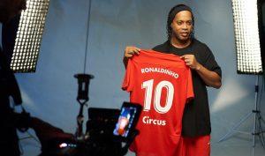 Ronaldinho komt in actie tijdens de ‘Circus Cup’