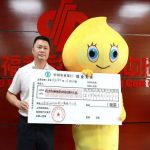 Chinese loterijwinnaar haalt prijzengeld op in vermomming