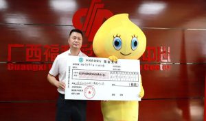 Chinese loterijwinnaar haalt prijzengeld op in vermomming