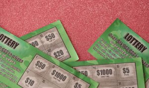Dakloze vrouw wint $5 miljoen met kraslot!